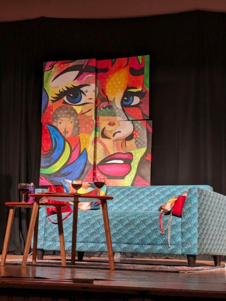 Le décor d'Une Femme Idéale, comédie de Rivoire et Cartier par la Kompagnie du parapluie