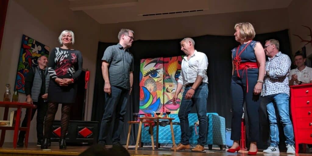 La Kompagnie du parapluie dans la comédie de théâtre Une Femme Idéale de Rivoire et Cartier