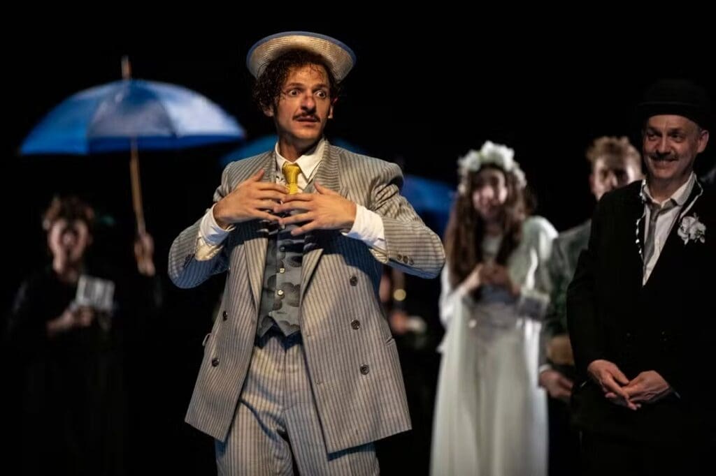 Un Chapeau de Paille d'Italie, d'Eugène Labiche, mise en scène Alain Françon, avec Vincent Dedienne, Théâtre de la Porte Saint-Martin, Paris, 2023.