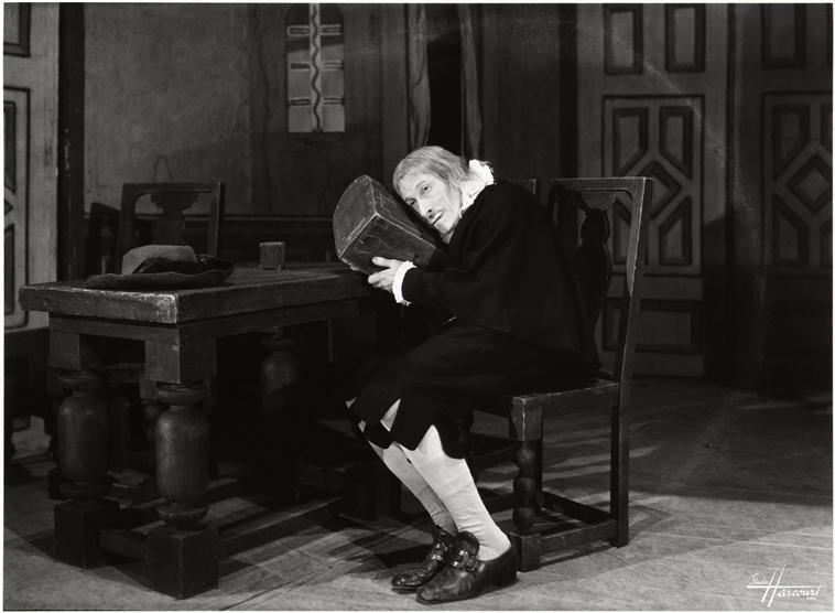 L'acteur Charles Dullin, en 1944, jouant L'Avare de Molière, Théâtre de la Cité, Paris, photographié par le Studio Harcourt.