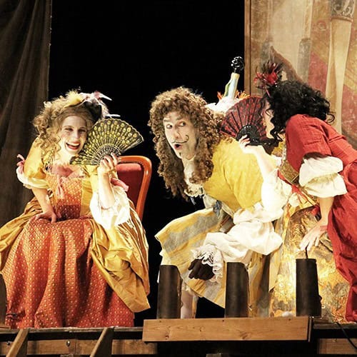Les Précieuses Ridicules de Molière dans une production de l'Illustre Théâtre de Pézénas.
