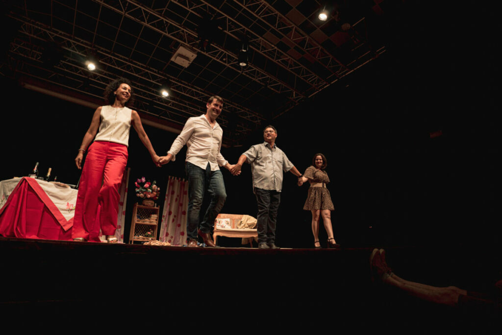 DSC07185 La distribution de la création mondiale de la comédie « Du Parmesan dans les tagliatelles » de Rivoire & Cartier.